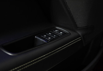 Подержанный автомобиль Jaguar XE 2015 года (16 фото)