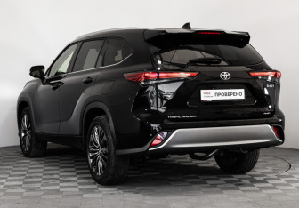 Подержанный автомобиль Toyota Highlander 2025 года (9 фото)