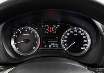 Подержанный автомобиль Nissan Tiida Hatchback 2015 года (18 фото)