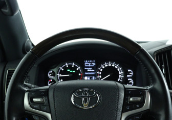 Подержанный автомобиль Toyota Land Cruiser Suv 2019 года (20 фото)