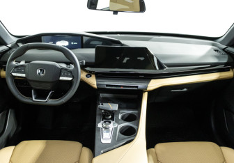 Подержанный автомобиль Changan UNI-V 2023 года (13 фото)