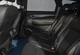 Подержанный автомобиль Geely Okavango 2023 года (12 фото)