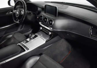 Подержанный автомобиль Kia Stinger 2018 года (14 фото)