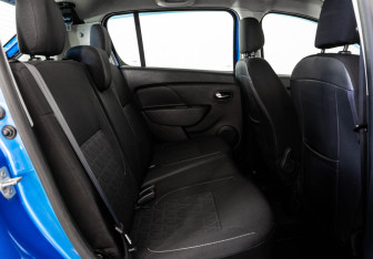Подержанный автомобиль Renault Sandero 2015 года (14 фото)