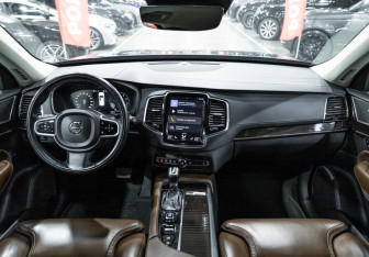 Подержанный автомобиль Volvo XC90 2018 года (17 фото)