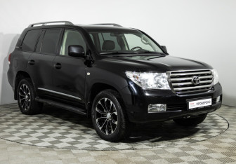 Подержанный автомобиль Toyota Land Cruiser Suv 2011 года (3 фото)