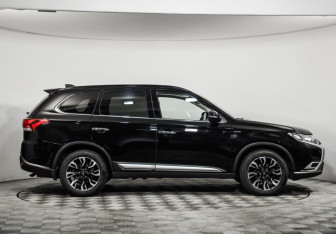 Подержанный автомобиль Mitsubishi Outlander 2021 года (4 фото)