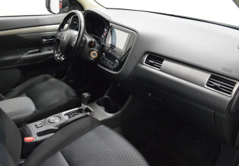 Подержанный автомобиль Mitsubishi Outlander 2015 года (12 фото)