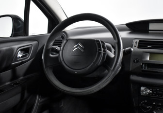 Подержанный автомобиль Citroen C4 Hatchback 2009 года (15 фото)