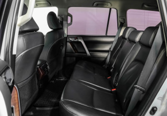 Подержанный автомобиль Toyota Land Cruiser Prado 2014 года (26 фото)