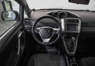 Подержанный автомобиль Toyota Verso 2010 года (10 фото)