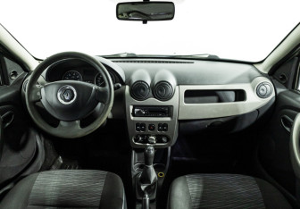Подержанный автомобиль Renault Sandero 2011 года (13 фото)