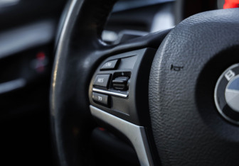 Подержанный автомобиль BMW X5 2015 года (13 фото)