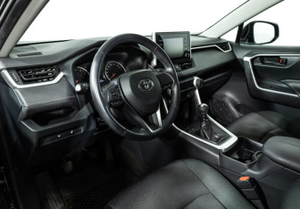 Подержанный автомобиль Toyota RAV4 2019 года (11 фото)