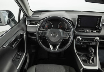 Подержанный автомобиль Toyota RAV4 2020 года (10 фото)