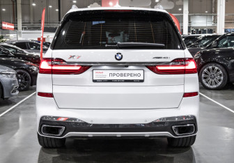 Подержанный автомобиль BMW X7 2021 года (11 фото)