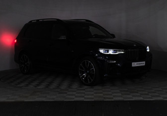 Подержанный автомобиль BMW X7 2021 года (40 фото)