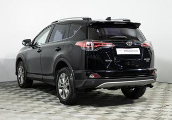 Подержанный автомобиль Toyota RAV4 2017 года (7 фото)