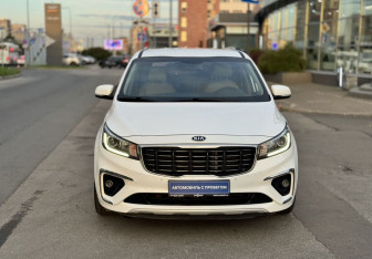 Подержанный автомобиль Kia Carnival 2020 года (2 фото)