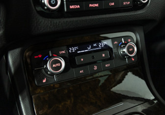 Подержанный автомобиль Volkswagen Touareg 2013 года (17 фото)