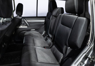 Подержанный автомобиль Mitsubishi Pajero 2015 года (10 фото)