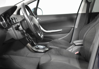 Подержанный автомобиль Peugeot 308 Hatchback 2012 года (10 фото)