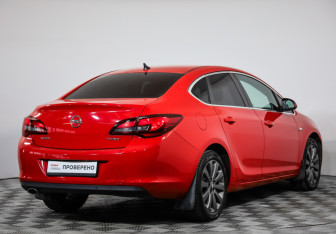 Подержанный автомобиль Opel Astra Sedan 2014 года (5 фото)