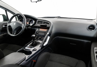 Подержанный автомобиль Peugeot 3008 2011 года (9 фото)