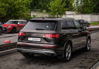 Подержанный автомобиль Audi Q7 2017 года (6 фото)