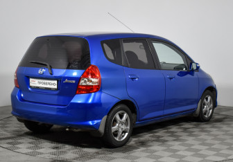 Подержанный автомобиль Honda Jazz 2008 года (5 фото)