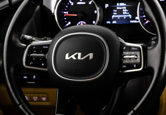 Подержанный автомобиль Kia Carnival 2022 года (11 фото)