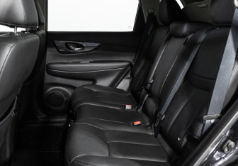 Подержанный автомобиль Nissan X-Trail 2017 года (10 фото)