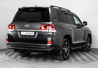 Подержанный автомобиль Toyota Land Cruiser Suv 2020 года (6 фото)