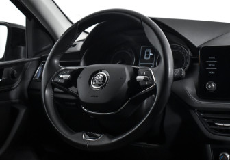 Подержанный автомобиль Skoda Rapid Liftback 2021 года (14 фото)