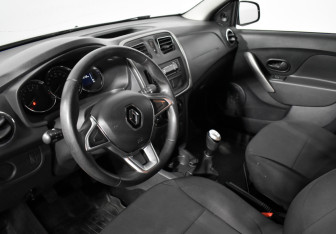 Подержанный автомобиль Renault Sandero 2021 года (9 фото)