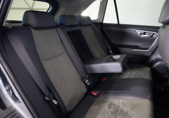 Подержанный автомобиль Toyota RAV4 2024 года (12 фото)