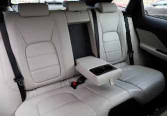 Подержанный автомобиль Jaguar F-Pace 2017 года (29 фото)