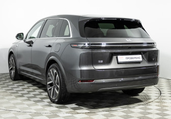 Подержанный автомобиль LiXiang L7 2024 года (7 фото)