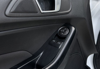 Подержанный автомобиль Ford Fiesta Sedan 2015 года (10 фото)