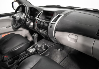 Подержанный автомобиль Mitsubishi Pajero Sport 2011 года (14 фото)