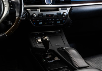 Подержанный автомобиль Lexus ES 2013 года (12 фото)