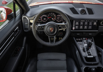 Подержанный автомобиль Porsche Cayenne 2019 года (14 фото)