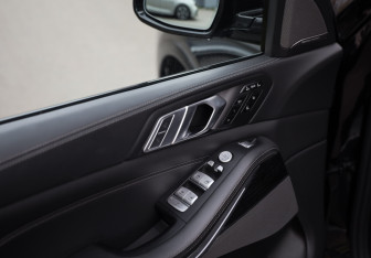 Подержанный автомобиль BMW X7 2019 года (26 фото)