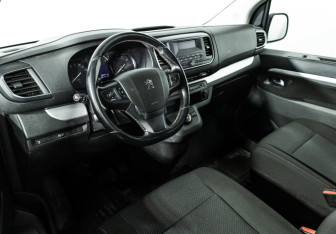 Подержанный автомобиль Peugeot Traveller 2020 года (11 фото)