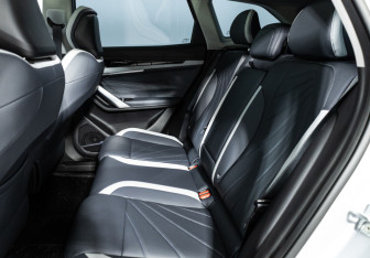 Подержанный автомобиль Geely Atlas 2023 года (10 фото)