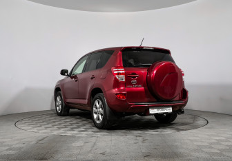 Подержанный автомобиль Toyota RAV4 2010 года (7 фото)