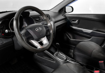 Подержанный автомобиль Kia Rio Hatchback 2013 года (9 фото)