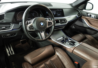 Подержанный автомобиль BMW X5 2020 года (11 фото)