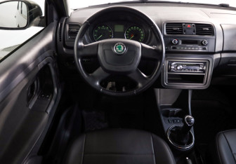 Подержанный автомобиль Skoda Fabia Hatchback 2011 года (9 фото)