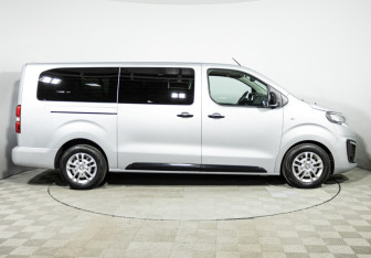 Подержанный автомобиль Peugeot Traveller 2021 года (4 фото)